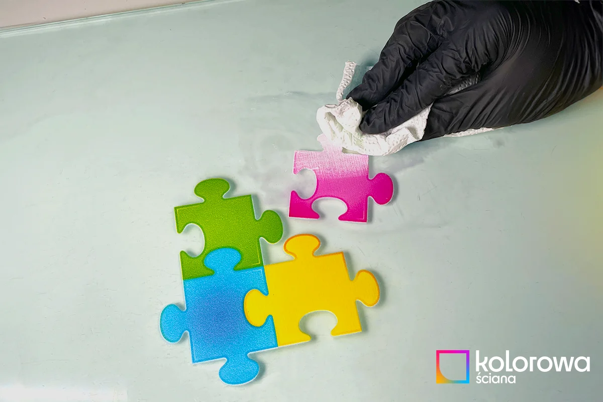 Jak usunąć nadruk ścienny ze szkła?