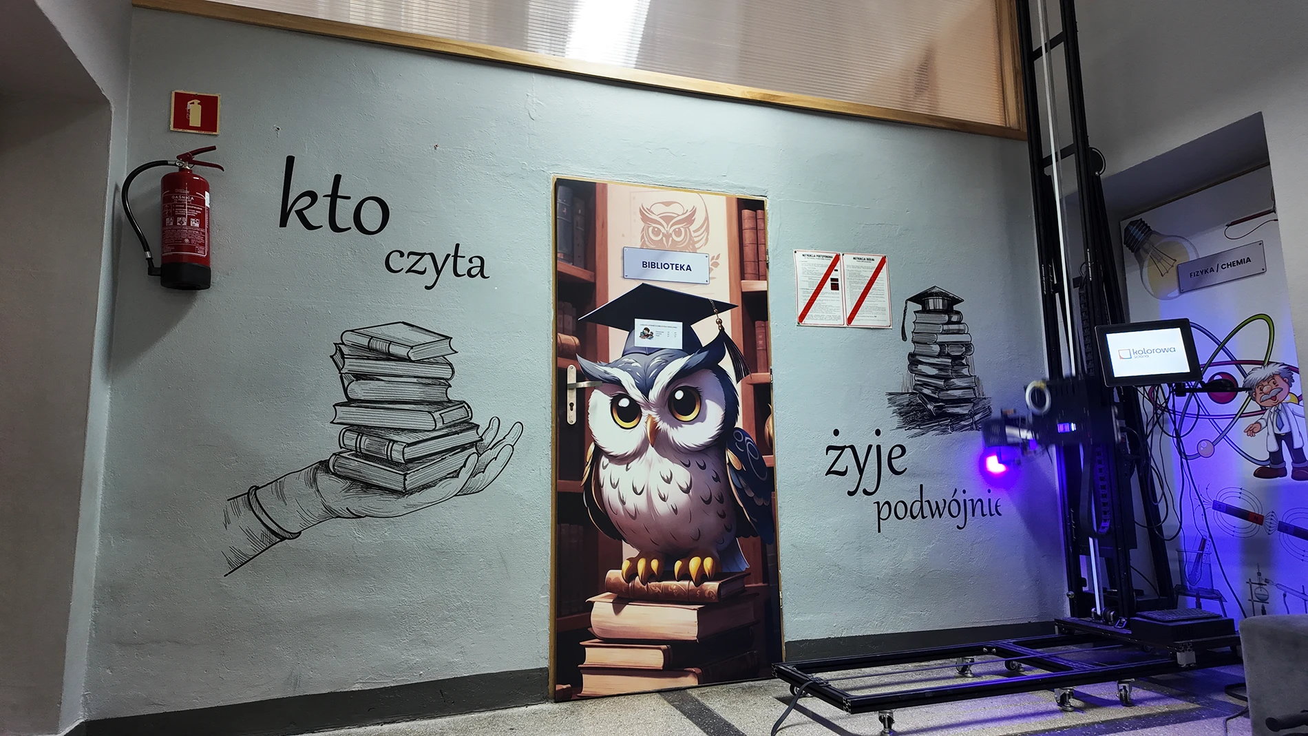 druk na ścianie biblioteka
