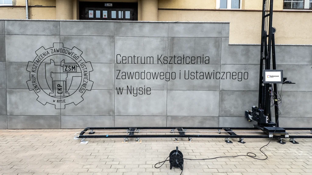 Nadruk ścienny na zewnątrz